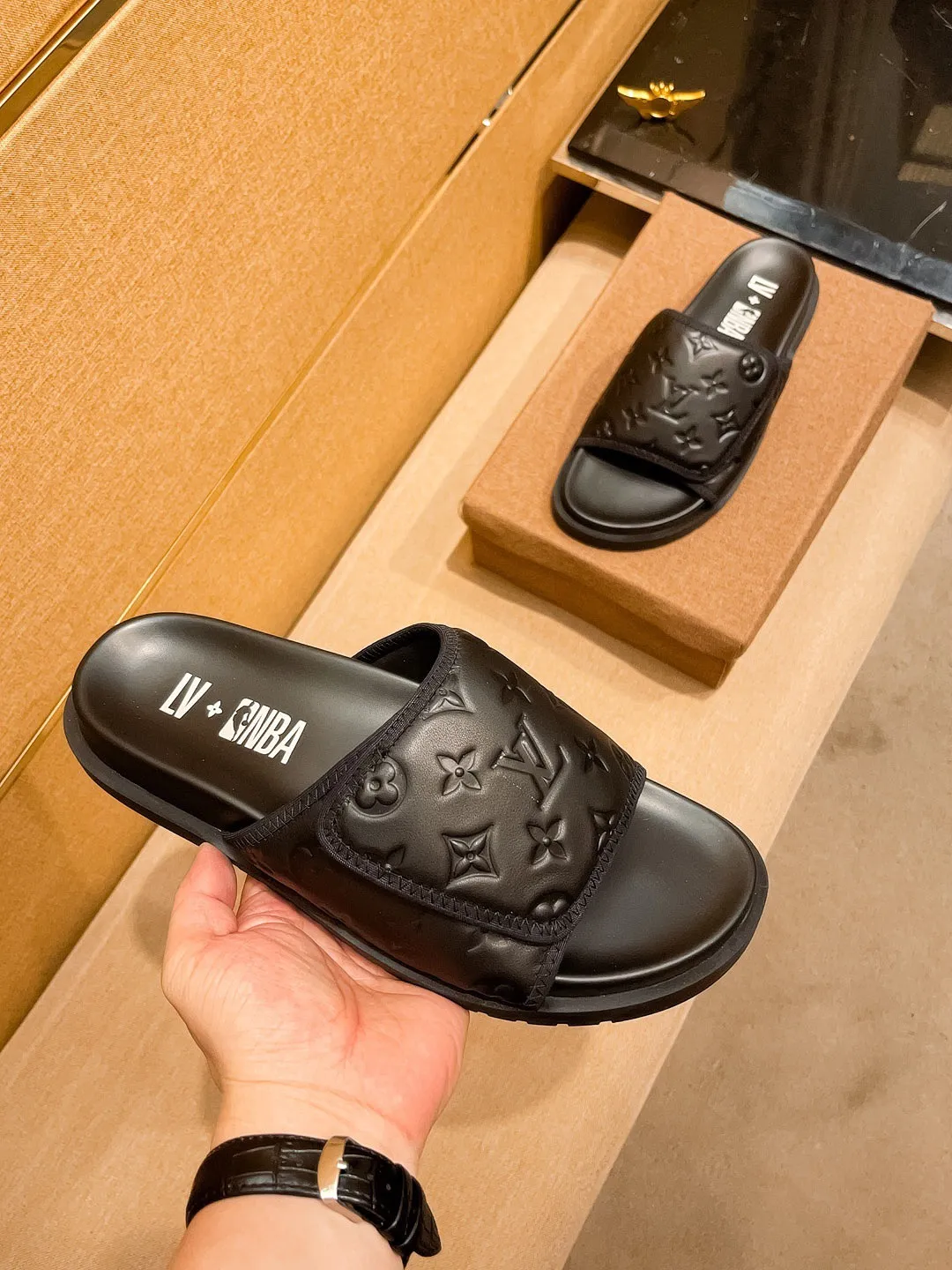 Men's men's shoes 💰 320💰 New model on the market 🔥[LV🔥 Louis Vuitton slippers] High-end 1:1 mold customization, original upgraded version of the outsole, lighter and non-slip. The market's top quality, fashionable and trendy, versatile and popular, simple yet tasteful, a must-have for fashionistas, exuding a fashionable and casual atmosphere, fashion is at your feet, full of confidence, the same style at the counter 👍The season of spring and summer slippers is here, super beautiful to wear, 38-44 1⃣️colors available🔥